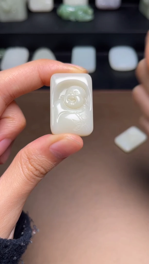 和田玉未镶嵌颈饰15 带线雕