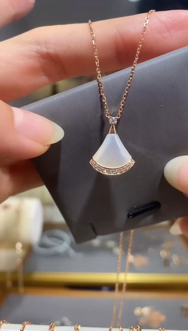 项链18K金镶嵌钻石项链