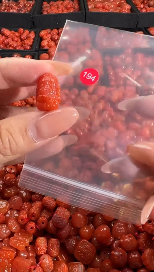 南红玛瑙未镶嵌颈饰1