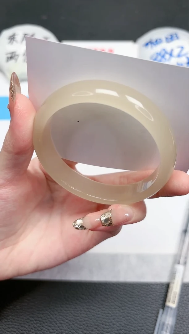 【闪购商品】石英质玉手镯未镶嵌68-59