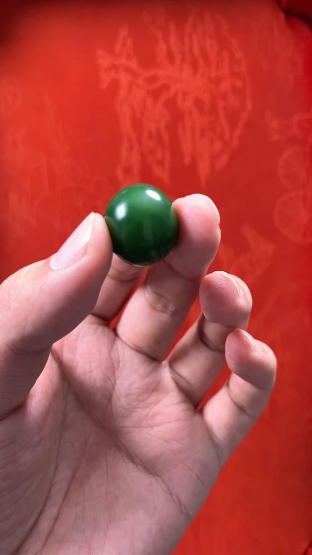 未镶嵌和田玉挂件俄碧菠菜绿19+mm圆珠【有少量黑点】