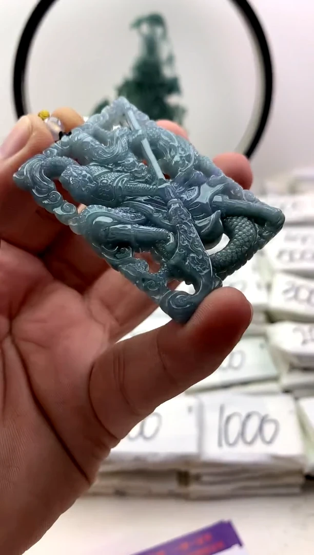 翡翠未镶嵌颈饰关公