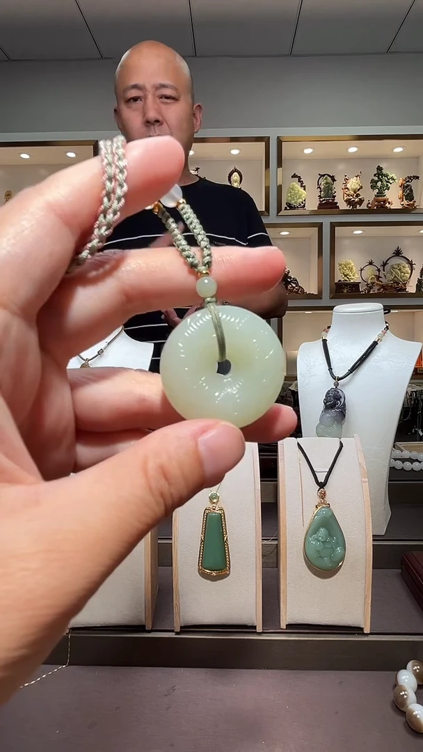 和田玉未镶嵌颈饰苏