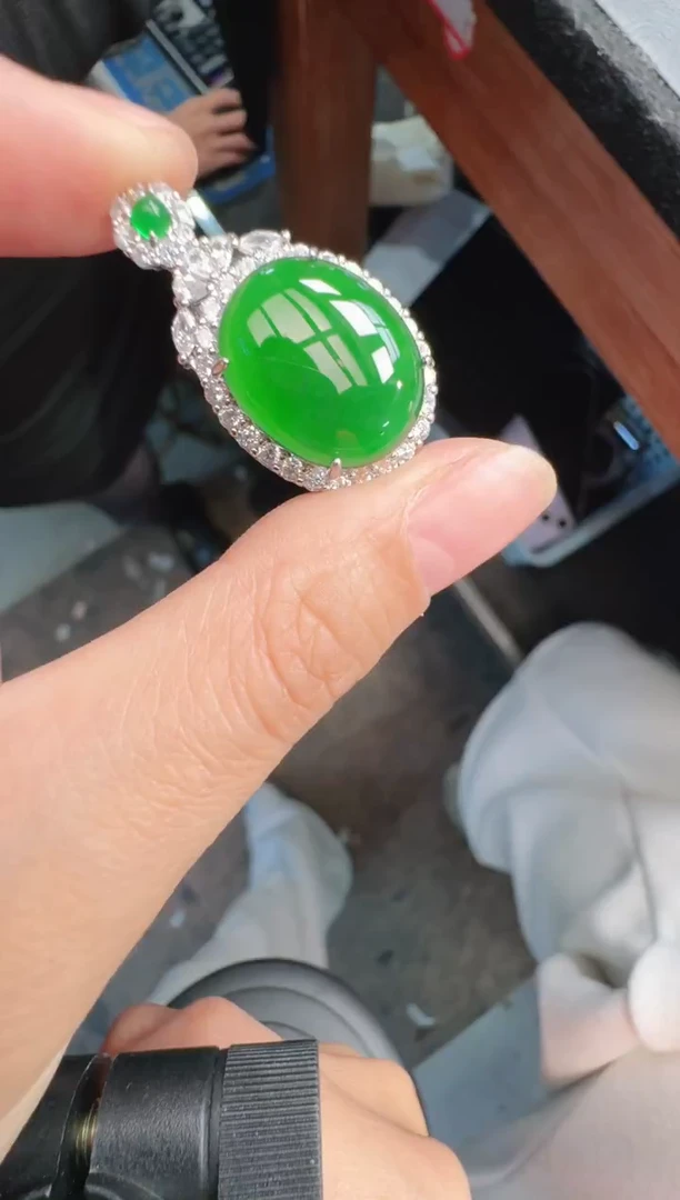 未镶嵌定制翡翠A货有轻微色差属于正常现象，鸽子蛋1