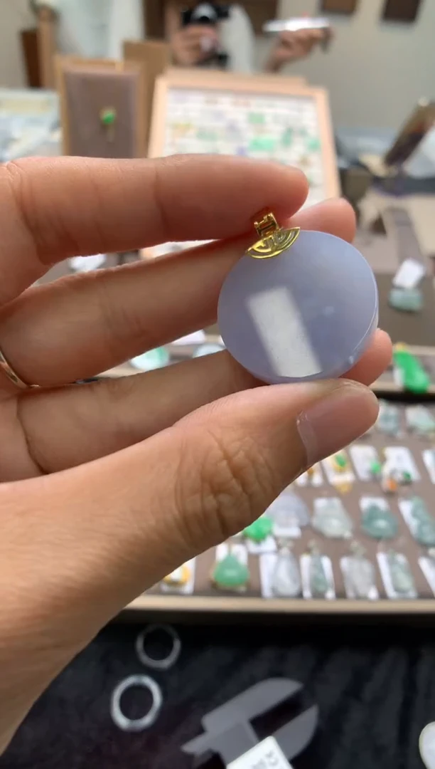 颈饰18K金镶嵌翡翠无事牌