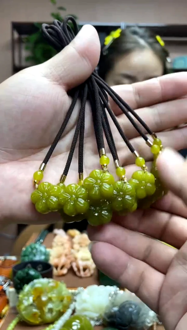 未镶嵌岫玉吊坠多样性发货发其中之一