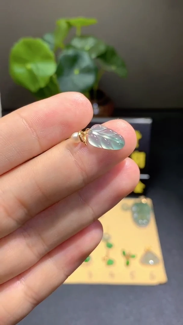 颈饰18K金镶嵌翡翠翡翠A货1