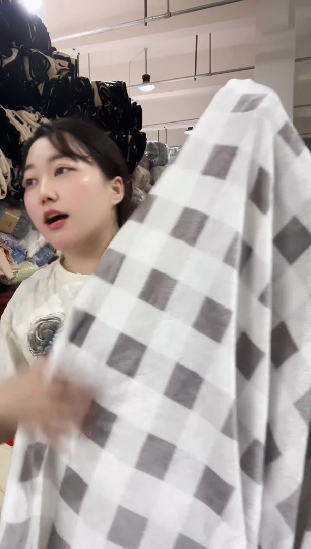 混纺主播手上展示的产品