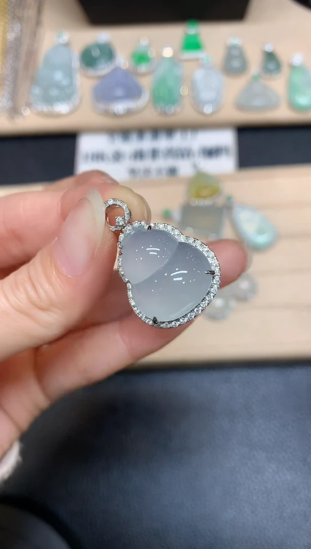 【闪购商品】翡翠颈饰18K金镶嵌葫芦【无服务费