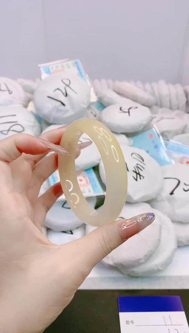 石英质玉手镯未镶嵌10X11-57