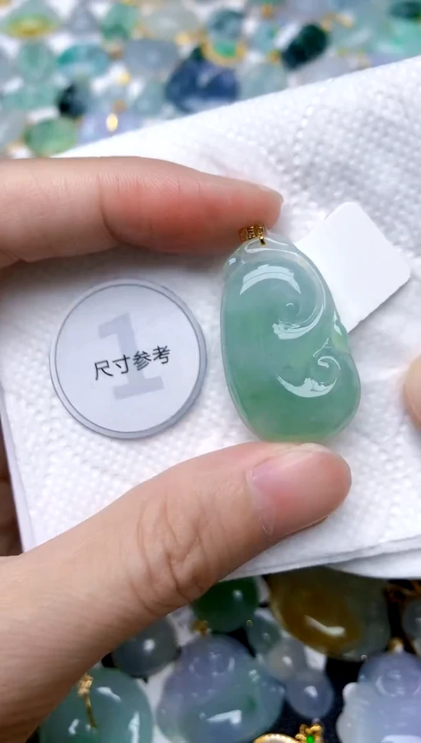 颈饰18K金镶嵌翡翠天然A货翡翠