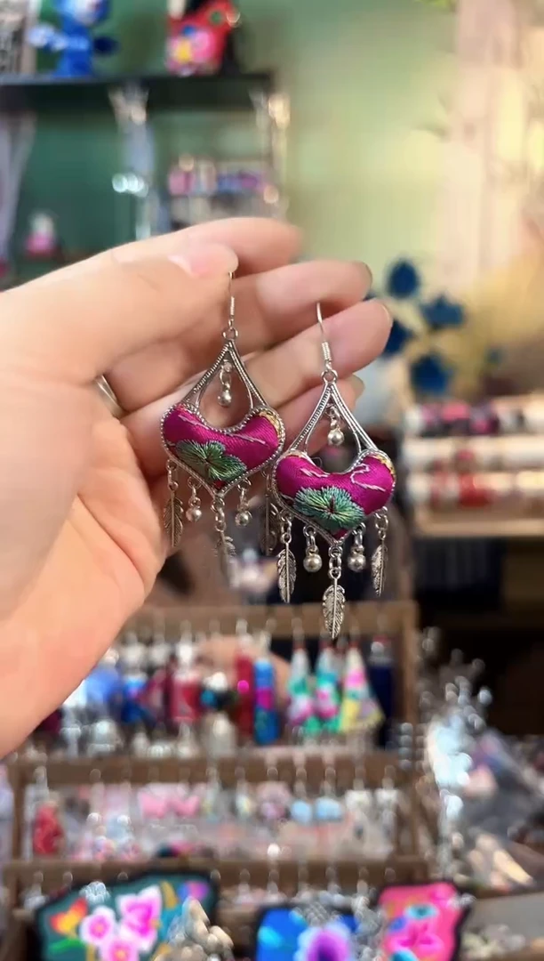 彩云南阁非遗老绣饰品750