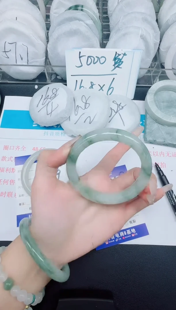 石英质玉手镯未镶嵌158-56.8