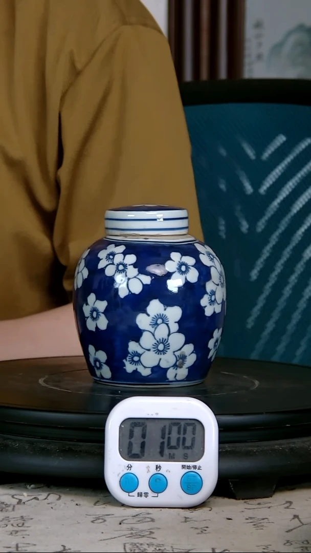 吃**福青花精绘花卉图罐