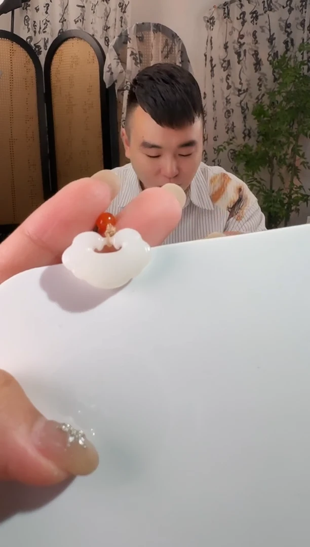 颈饰未镶嵌和田玉白玉锁