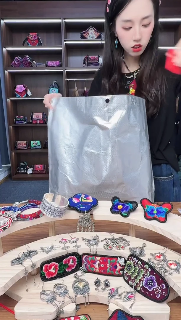 织绣A22蒙阿苏苗绣传承店