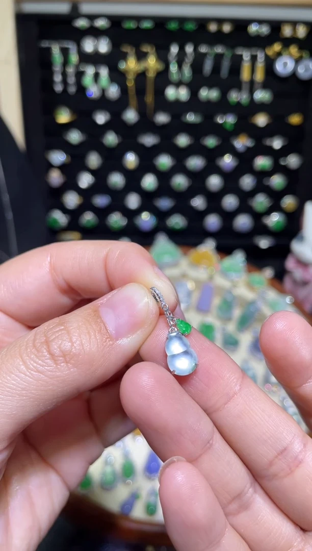 颈饰18K金镶嵌翡翠玻璃种葫芦提溜