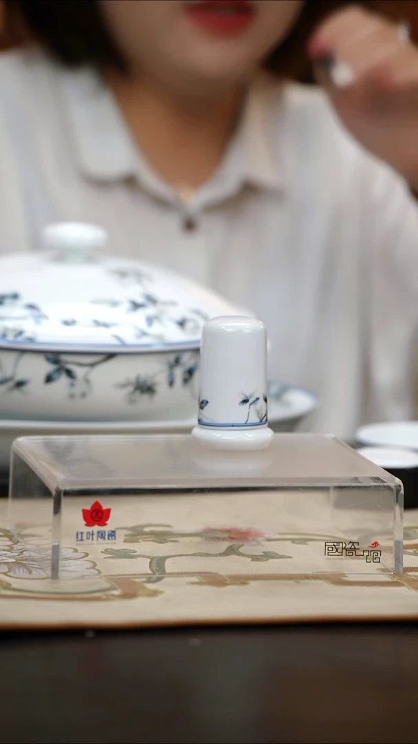 1个正价兰木棉牙签筒（套）