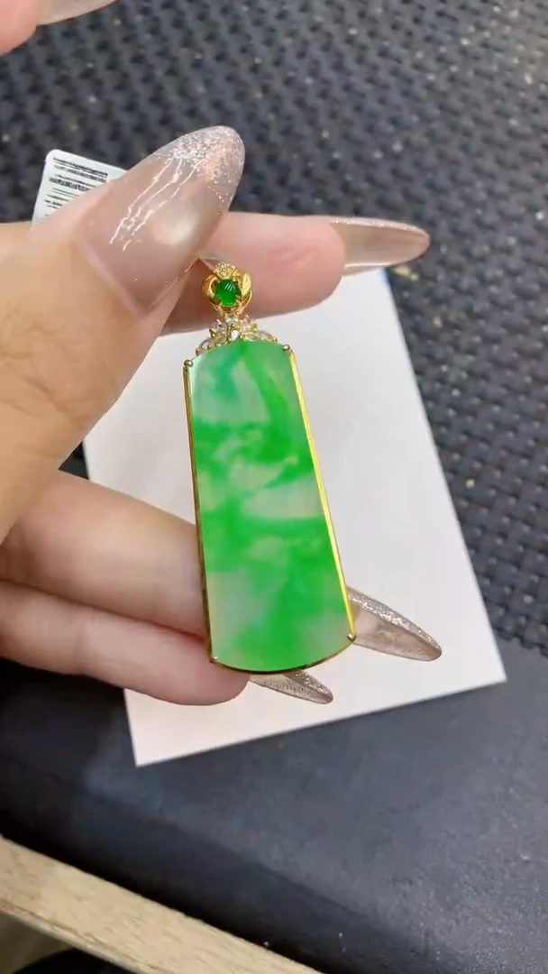 颈饰18K金镶嵌翡翠1