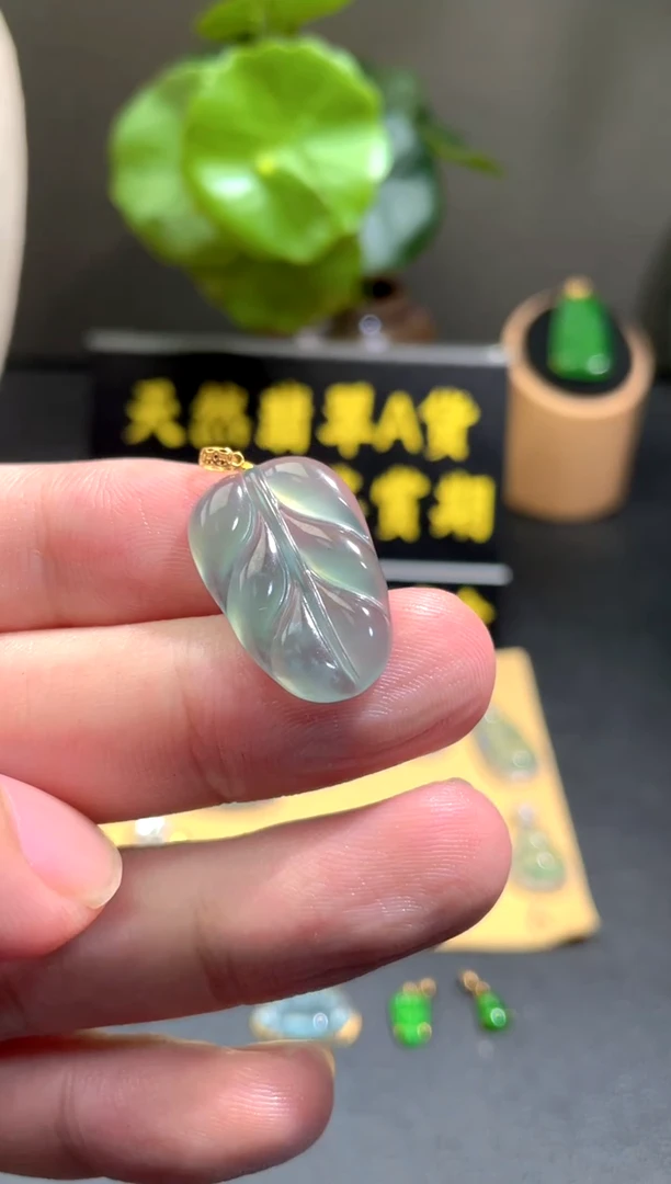 颈饰18K金镶嵌翡翠翡翠A货