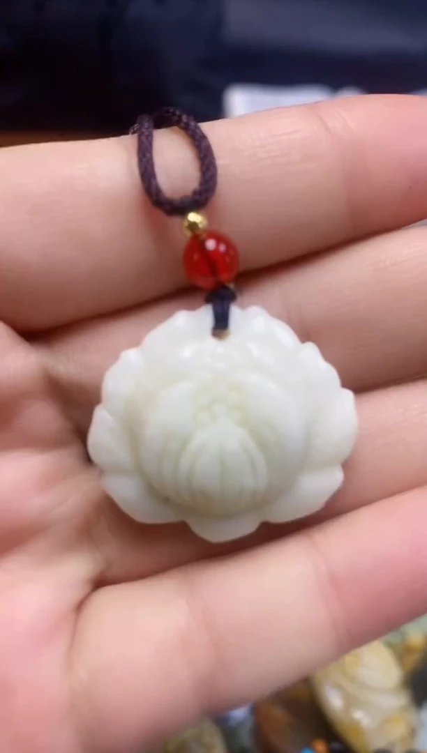 未镶嵌蛇纹石玉吊坠