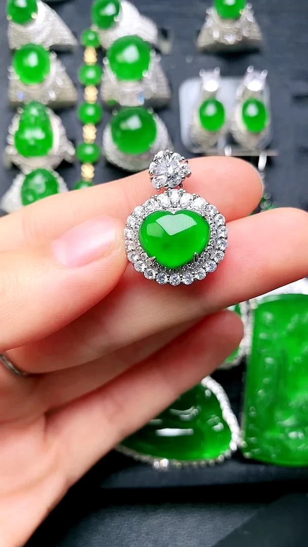 【闪购商品】翡翠吊坠(赠链)未镶嵌吊坠