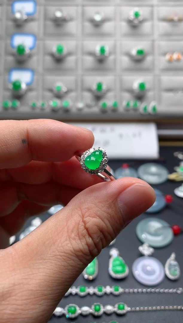 18K金镶嵌戒指翡翠18K翡翠