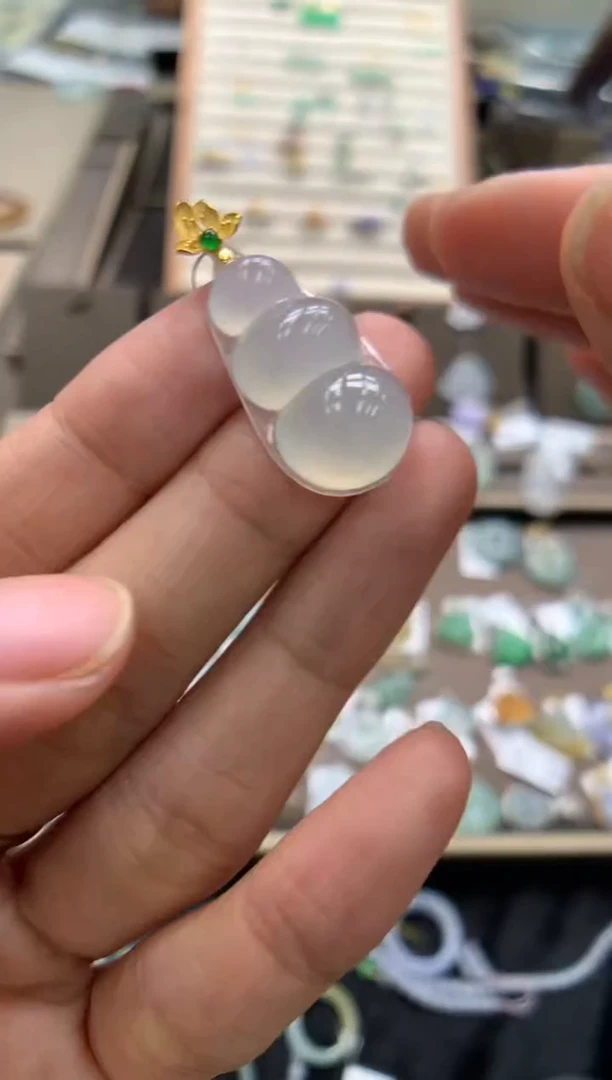 颈饰18K金镶嵌翡翠福豆