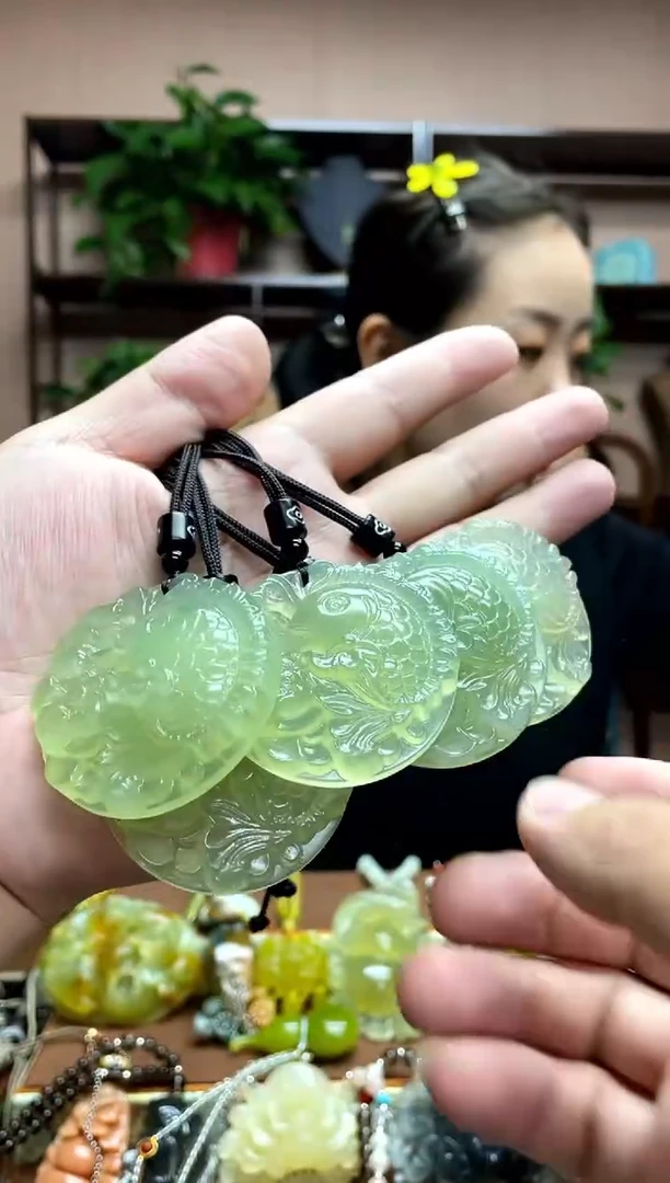 未镶嵌岫玉吊坠多样性发货发其中之一