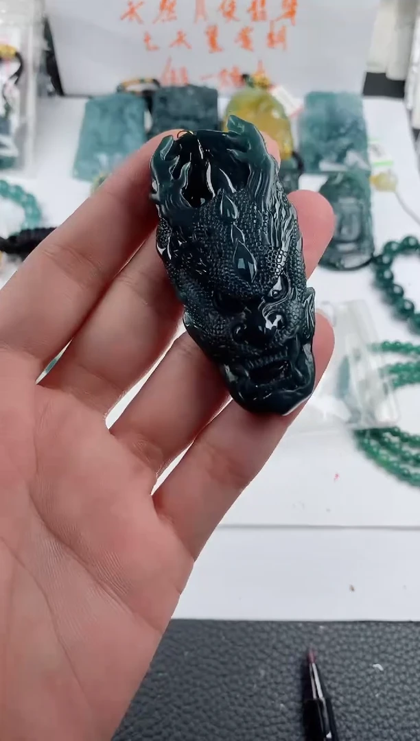 颈饰未镶嵌翡翠