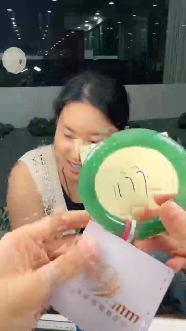 未镶嵌手镯石英质玉（非洲翠）有天然洒金亮片/矿点/棉线177