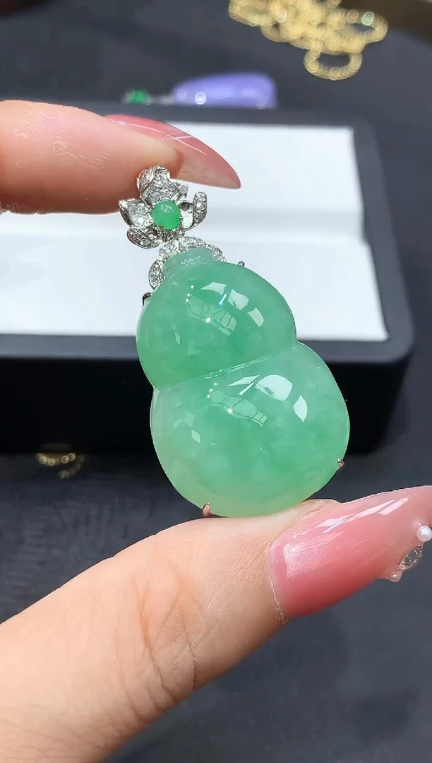 18K金镶嵌挂件翡翠葫芦