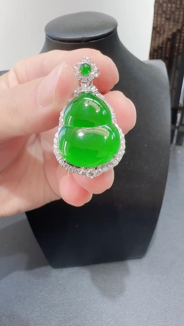 颈饰18K金镶嵌翡翠小*寄售回流，24小时鉴赏期