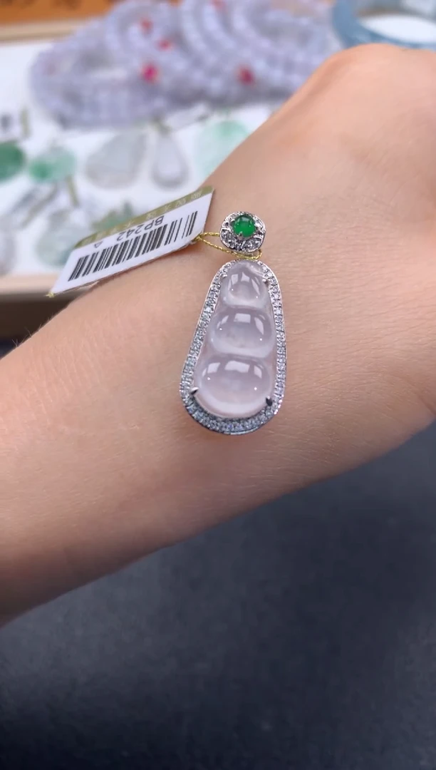 颈饰18K金镶嵌翡翠退货需吊牌标签完好