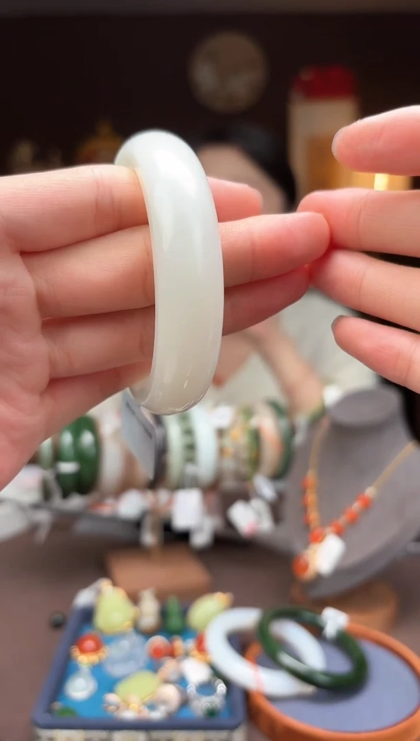 【闪购商品】和田玉AB180手镯56.6mm未镶嵌-