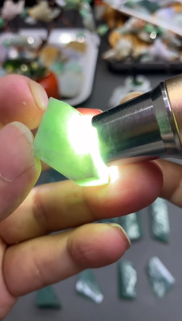 【闪购商品】翡翠颈饰未镶嵌天然翡翠A货