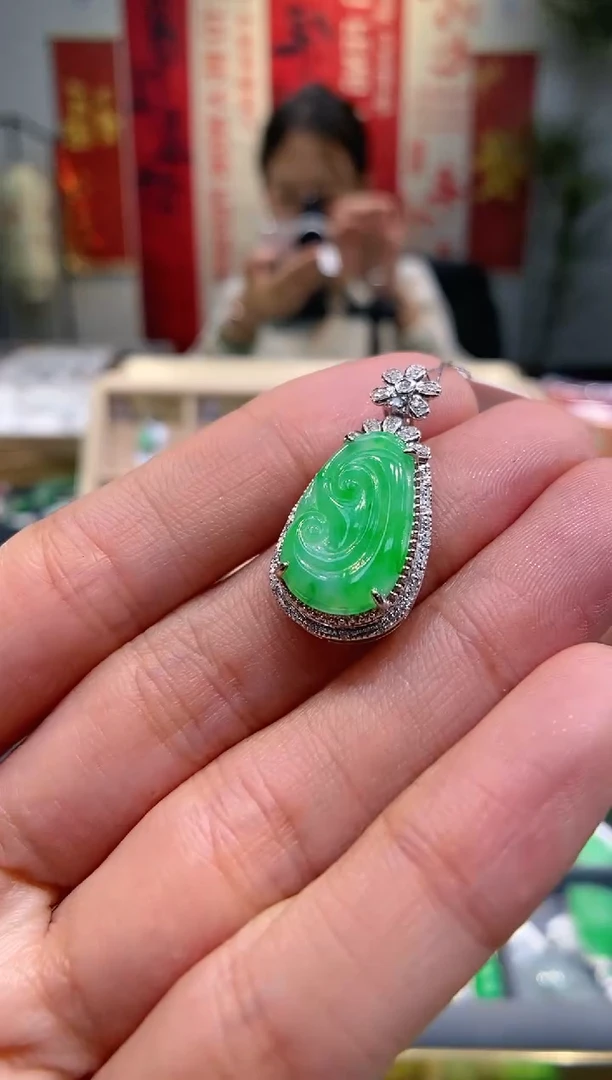 【闪购商品】翡翠吊坠(不含链)18K金镶嵌如意