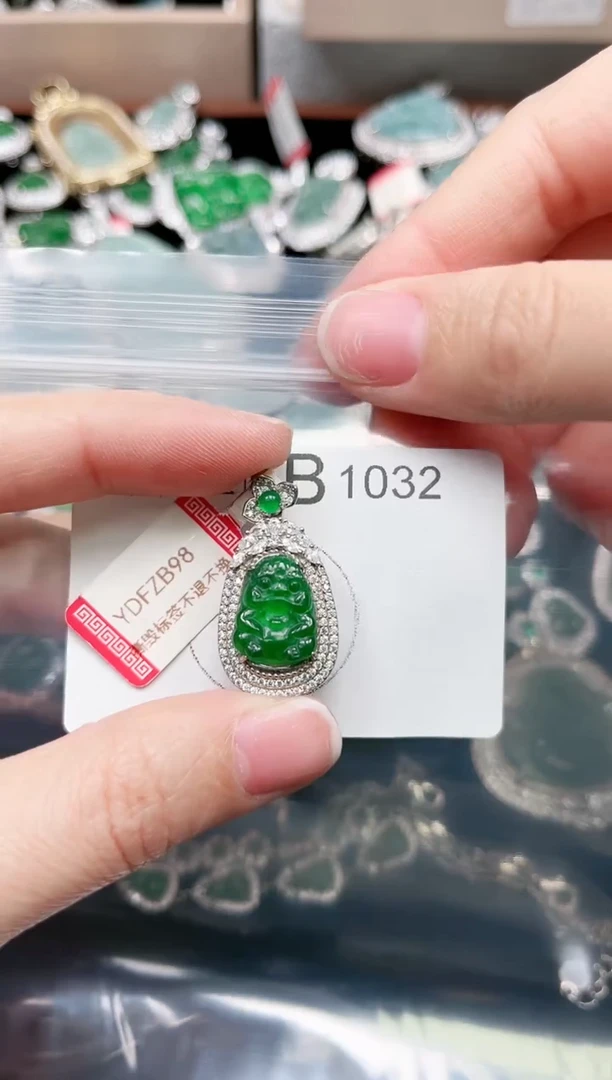 【闪购商品】翡翠颈饰未镶嵌1032赠皮绳