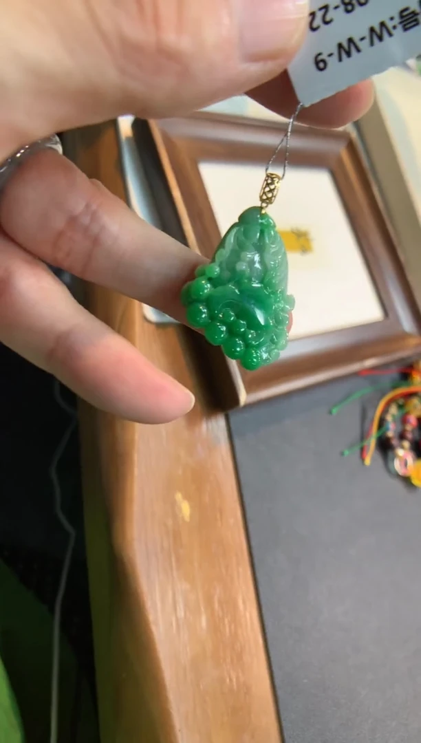 颈饰18K金镶嵌翡翠白菜