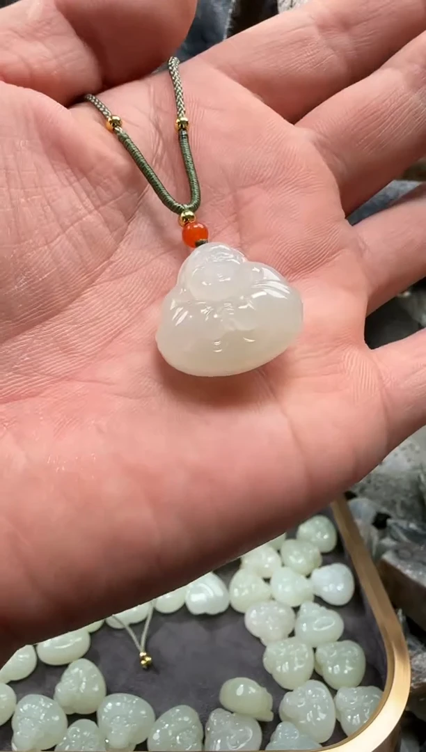 和田玉未镶嵌颈饰吊坠