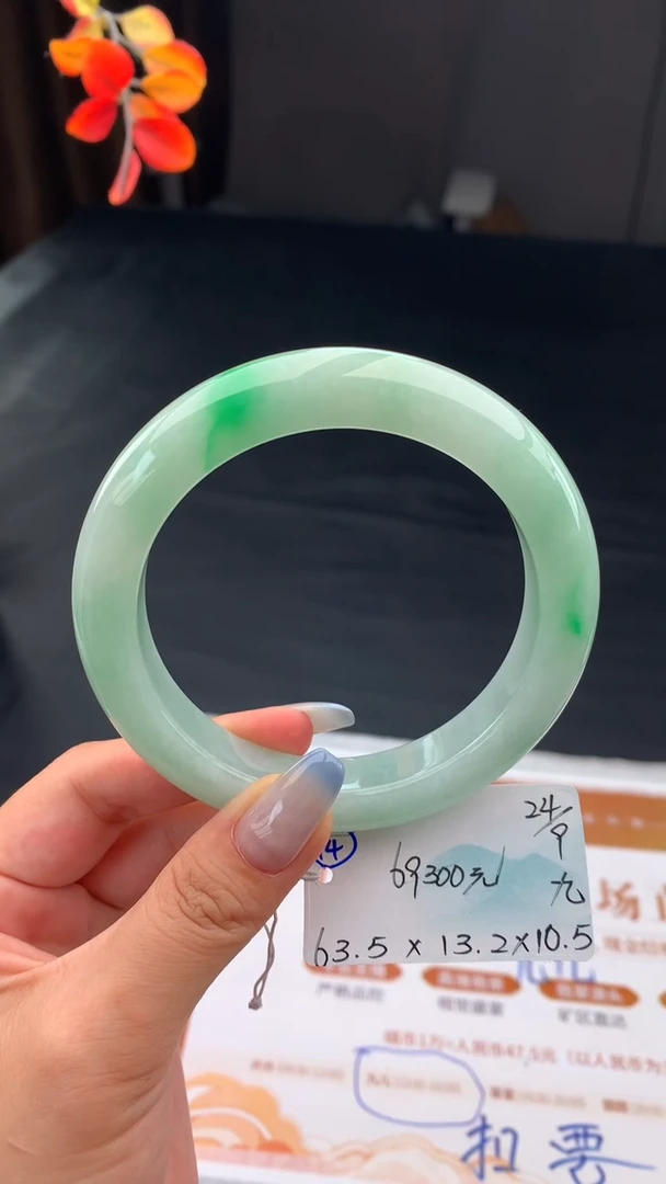 未镶嵌手镯翡翠自带#送人#，联系客服核对地址~