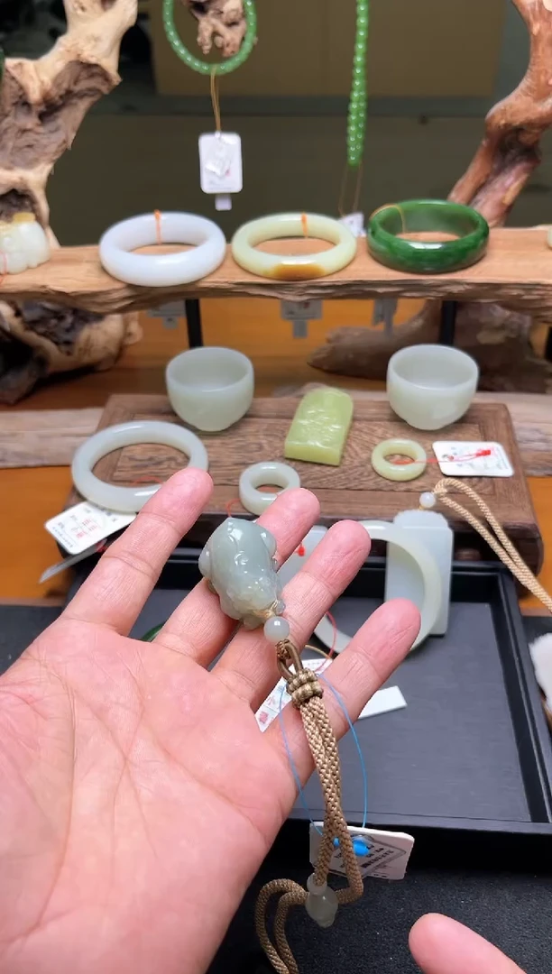 未镶嵌和田玉把件且末吐拉牧场 貔貅