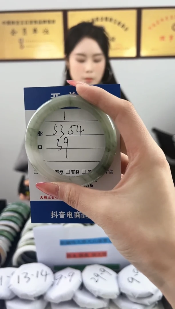 未镶嵌手镯石英质玉1