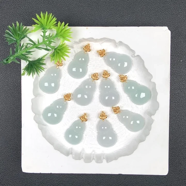 6260122719天然缅甸翡翠A货葫芦吊坠(多样性发其一)