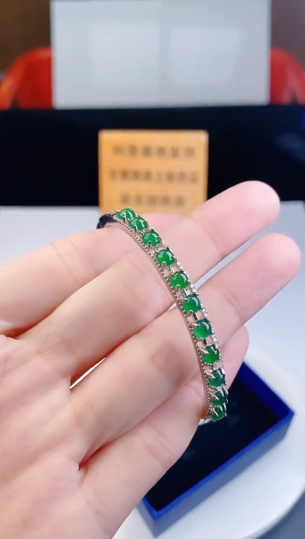 颈饰未镶嵌翡翠