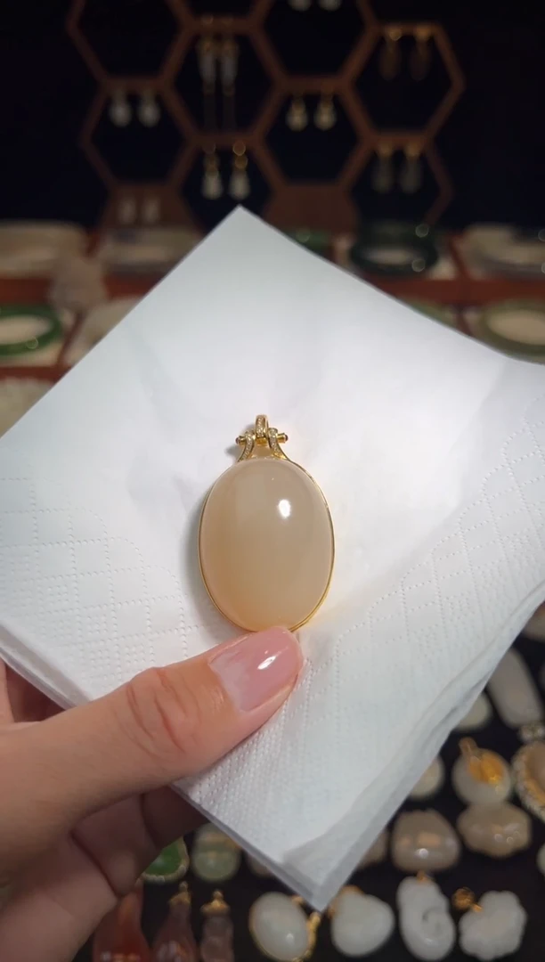 18K金镶嵌和田玉挂件精品