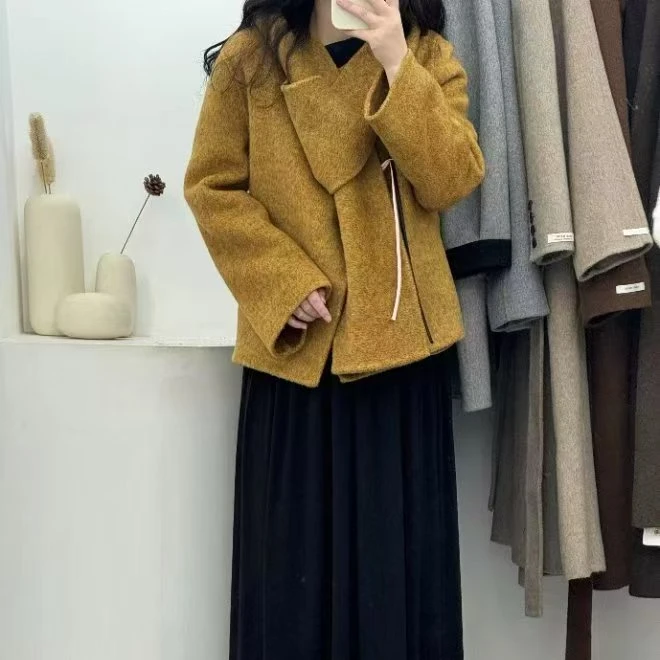 2025冬季新款小众设计感赫本风羊毛呢大衣女短款围巾大衣