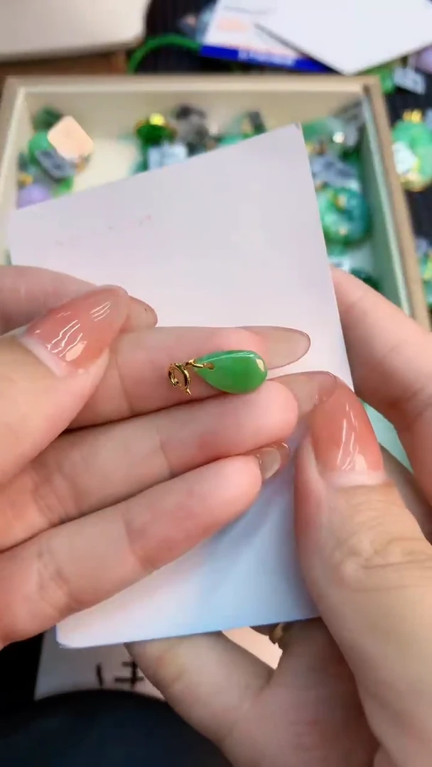 翡翠未镶嵌颈饰           1