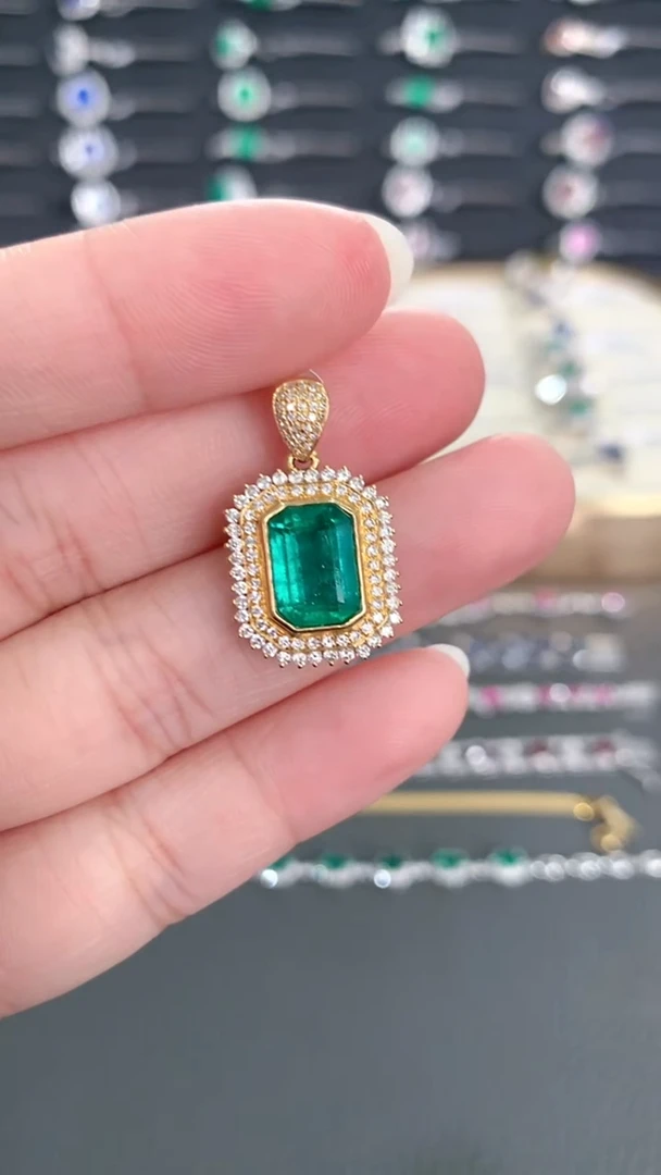 18K金镶嵌吊坠祖母绿·