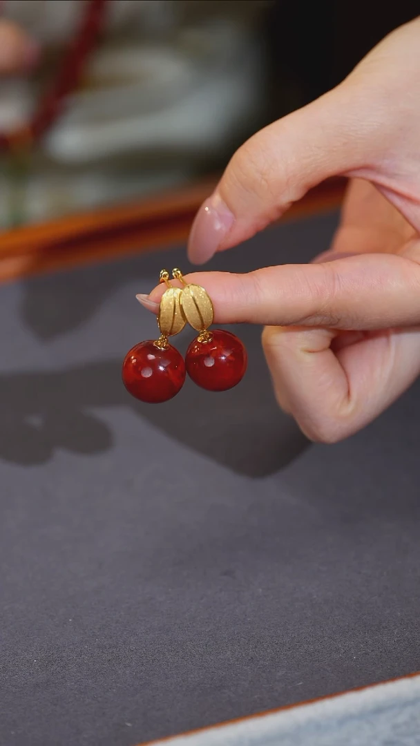 18K金镶嵌南红玛瑙耳坠原矿E3-1